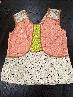 Champagne & Strawberry Colorblock Lace Sleeveless Tank Top | Size M